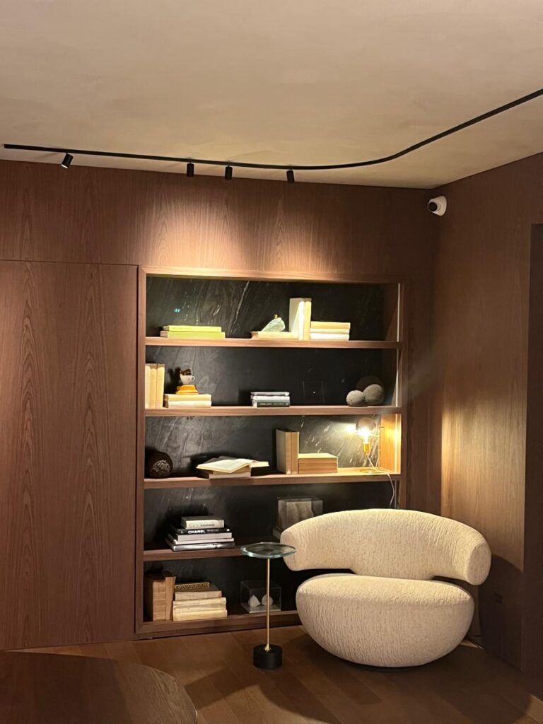 Sala de estar com iluminação linear ZIEL.